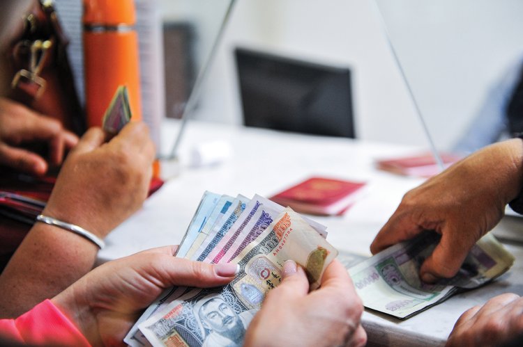 Иргэд эрх мэдэлтнүүдээс 10 дахин өндөр хүүтэй зээл төлж, амьдарч байна