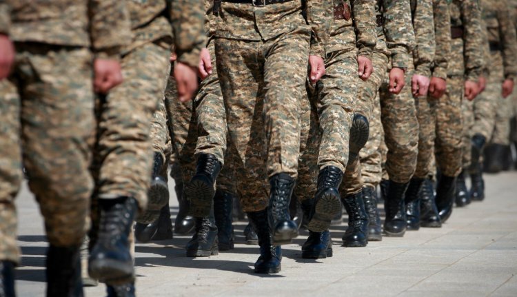 КЕЙС: Цэргийн алба хаагчдад согтуугаар тушаал өгөх, мөнгө, эд зүйл нэхэх, буугаар цохиж, гар дээр тулж хэвтүүлээд өшиглөж дарамталдаг