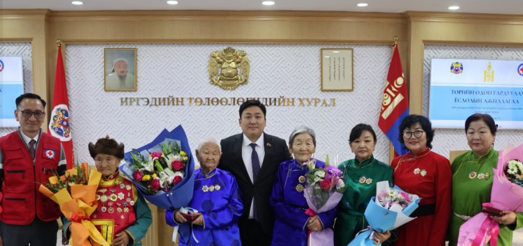 Хан-уул дүүргийн сайн дурын ахмад ажилтнууд төрийн дээд одон, медалиар шагнагдлаа